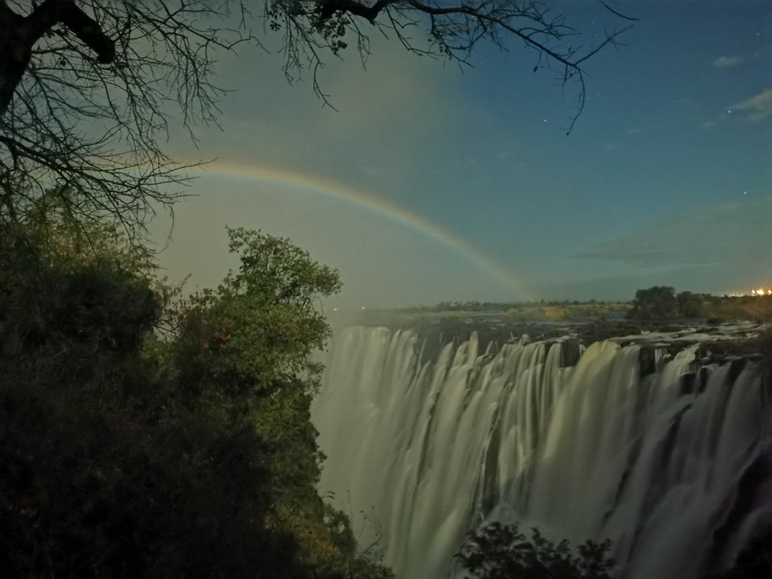 Arcoíris lunar sobre las Cataratas Victoria en Zambia